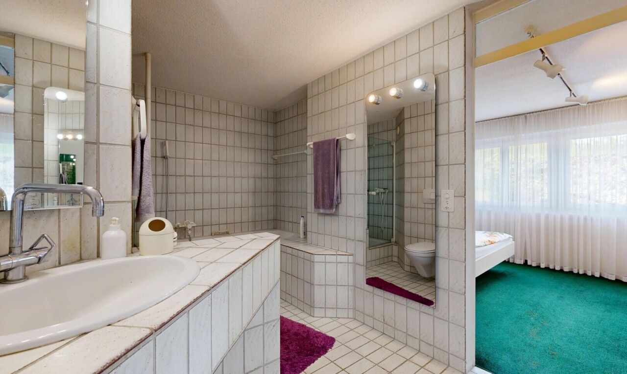 bad mit waschbecken, komplettes badezimmer, spiegel, tile floor, und fliesenboden