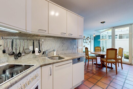 cuisine avec light countertops, natural light, lumière naturelle, four, et plaque de cuisson