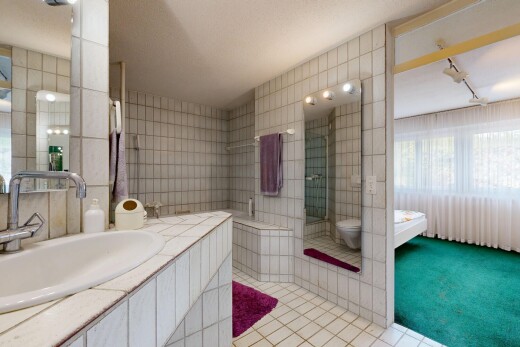 salle de bains avec évier, salle de bain complète, miroir, tile floor, et sol en carrelage