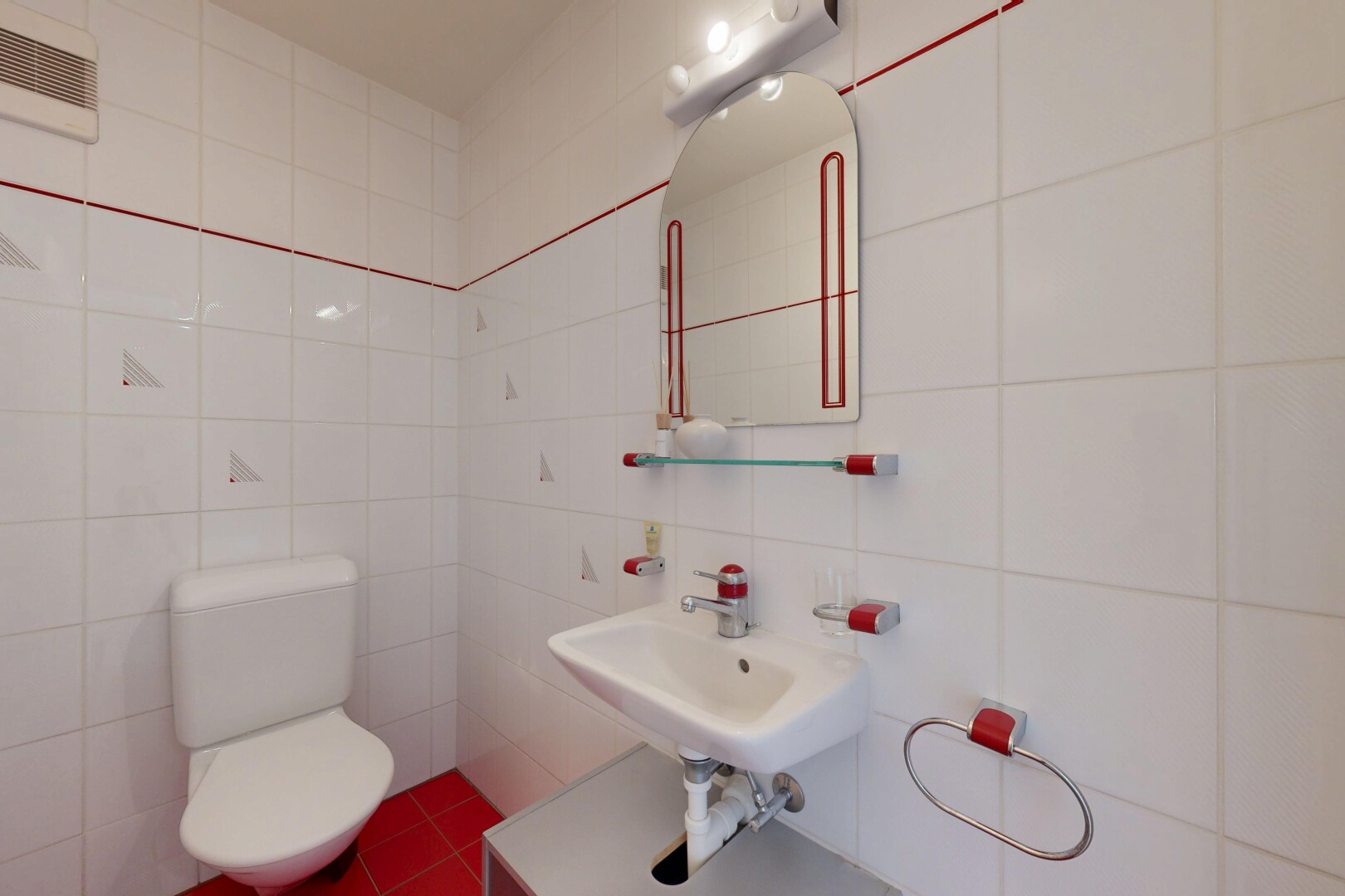 bad mit tile wall, fliesenwand, spiegel, toilette, und inside property