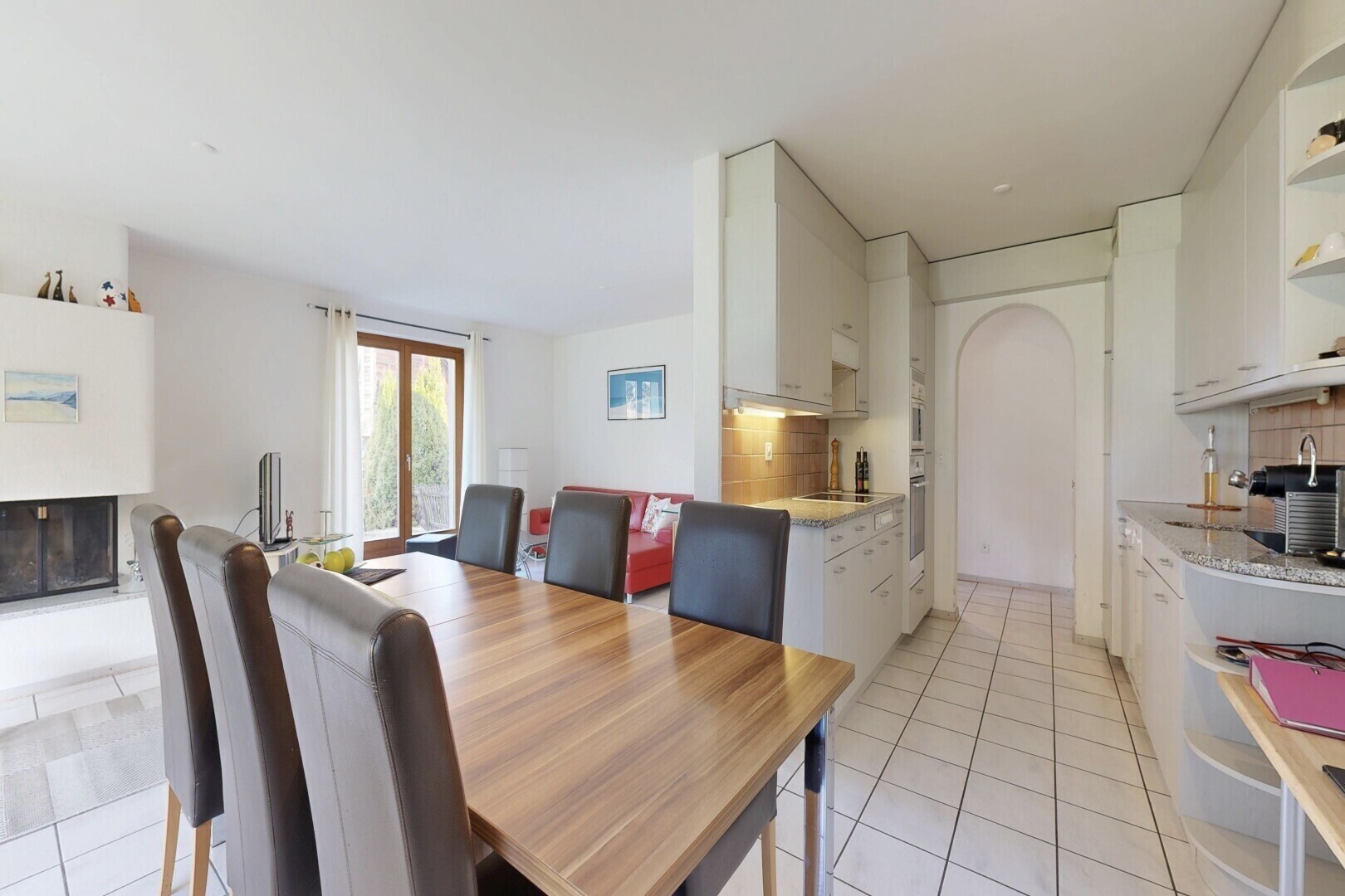 esszimmer mit light floor, gewölbte gehwege, fliesenboden, tile floor, und inside property