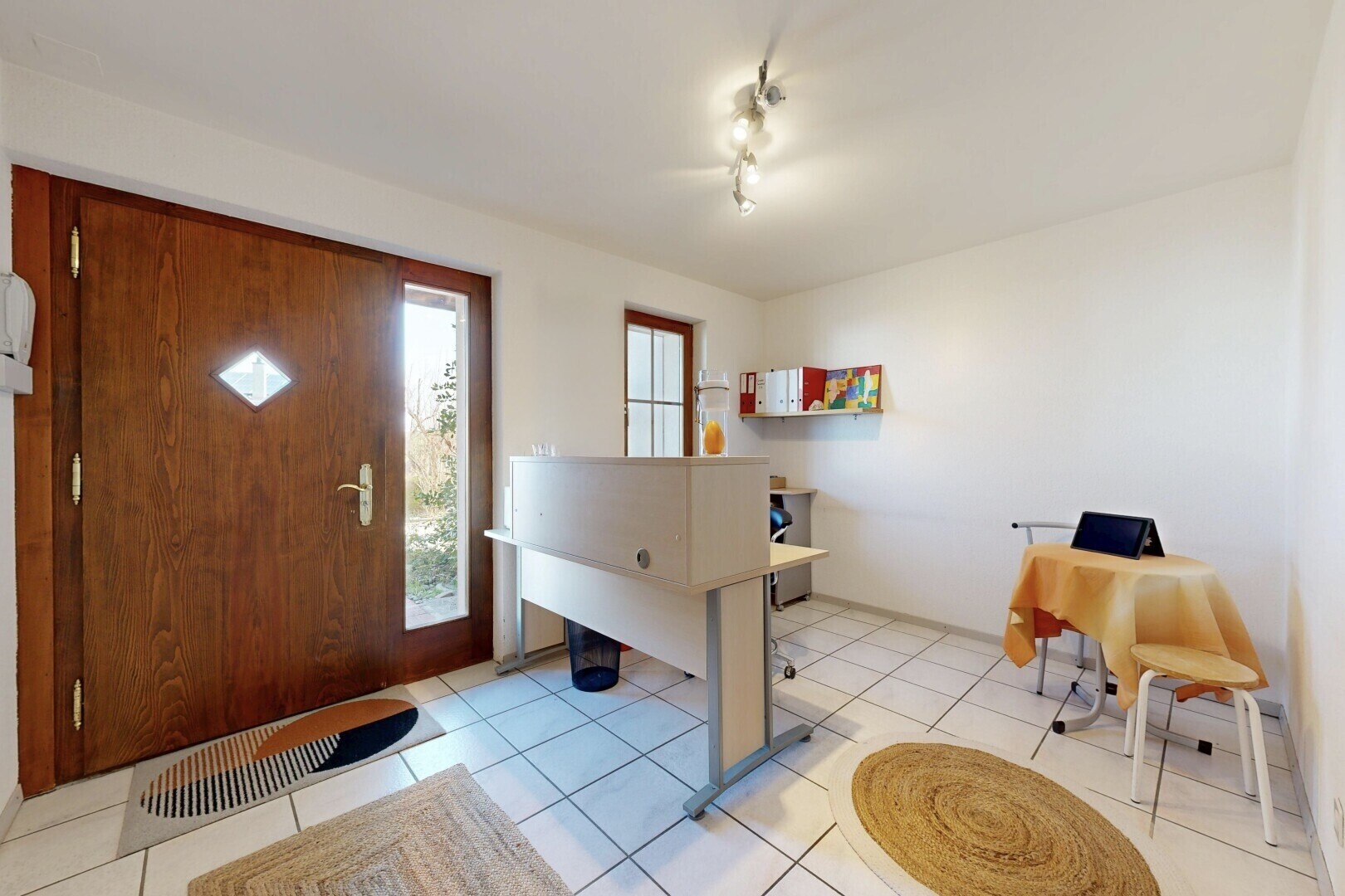 büro mit natürliches licht, natural light, inside property, light floor, und gipskartonwand