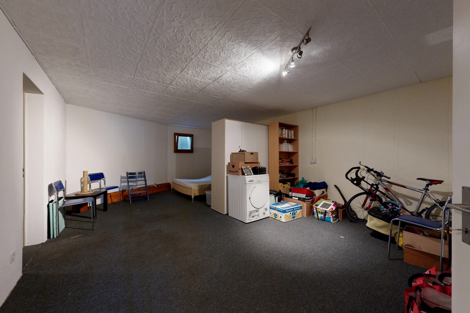 fitnessstudio mit keller, gipskartonwand, drywall, inside property, und tumbler