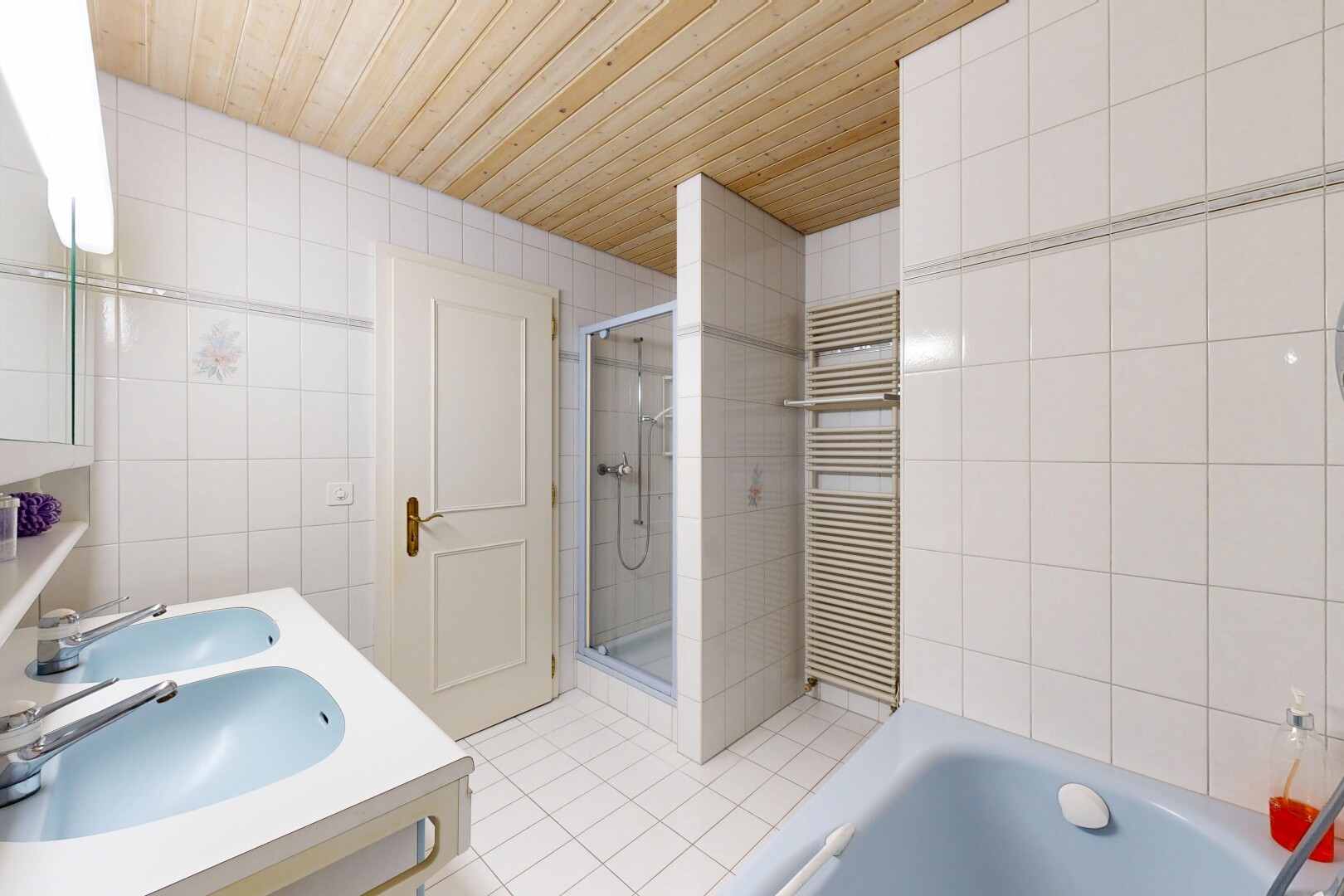 bad mit spiegel, komplettes badezimmer, fliesenwand, tile wall, und doppelwaschtisch