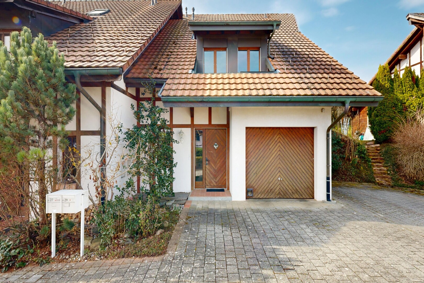 außenansicht mit ziegeldach, auffahrt, property visible, stuckverkleidung, und day time