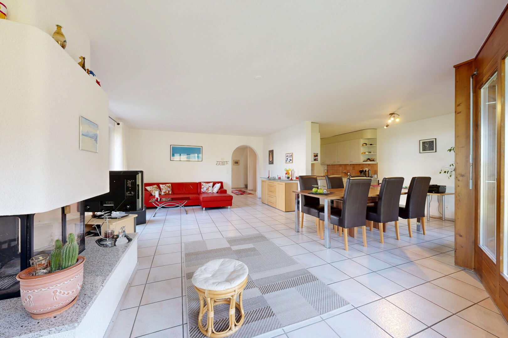 wohn- / esszimmer mit gewölbte gehwege, inside property, gipskartonwand, drywall, und light floor