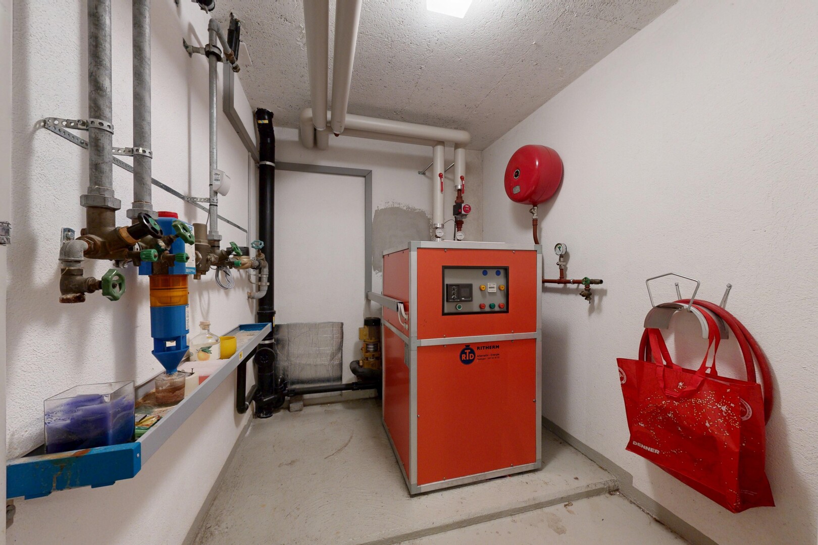 innenraum mit light floor, concrete floor, betonboden, inside property, und wasserausdehnungsbehälter