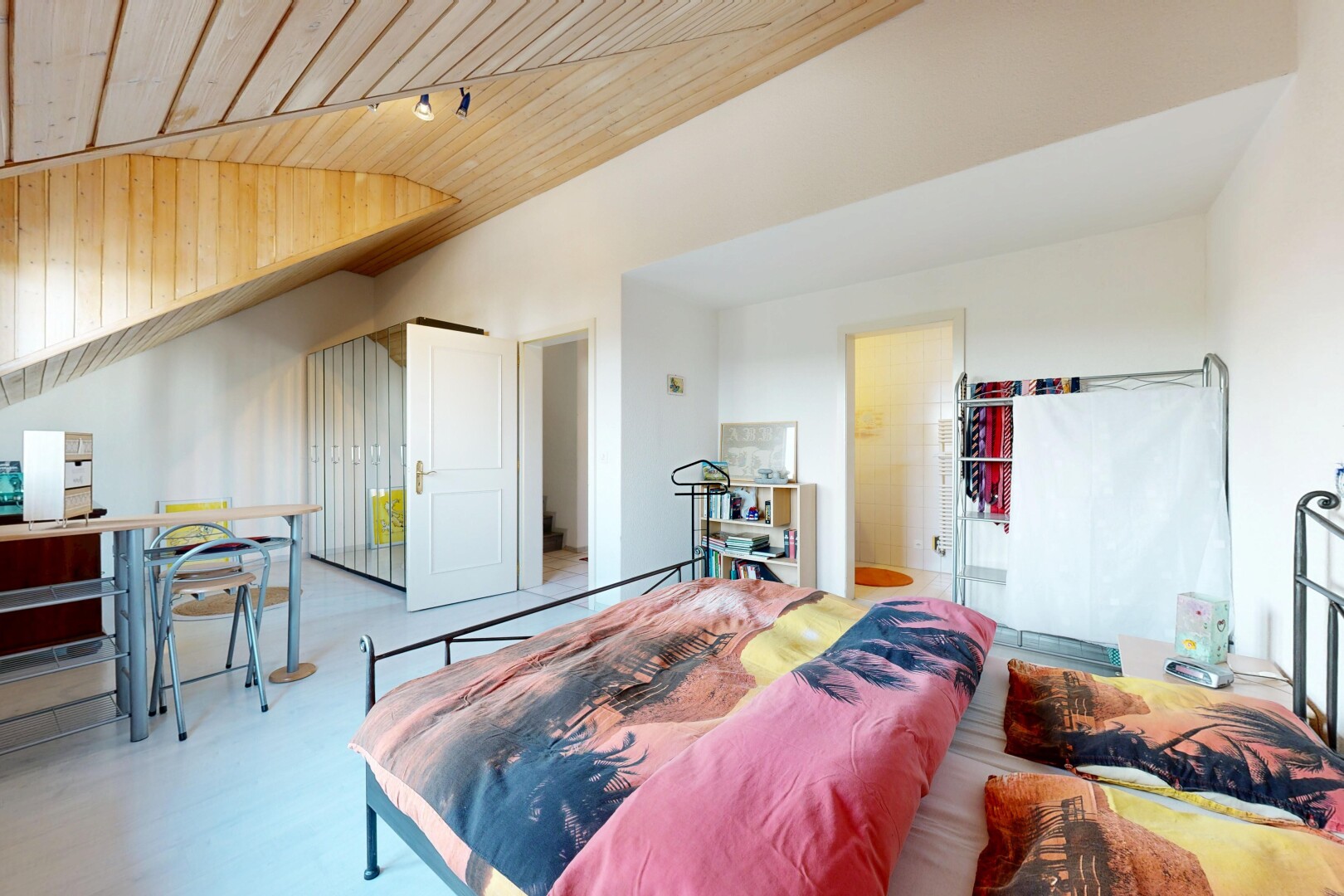 zimmer / schlafzimmer mit holzdecke, wood ceiling, gipskartonwand, drywall, und inside property