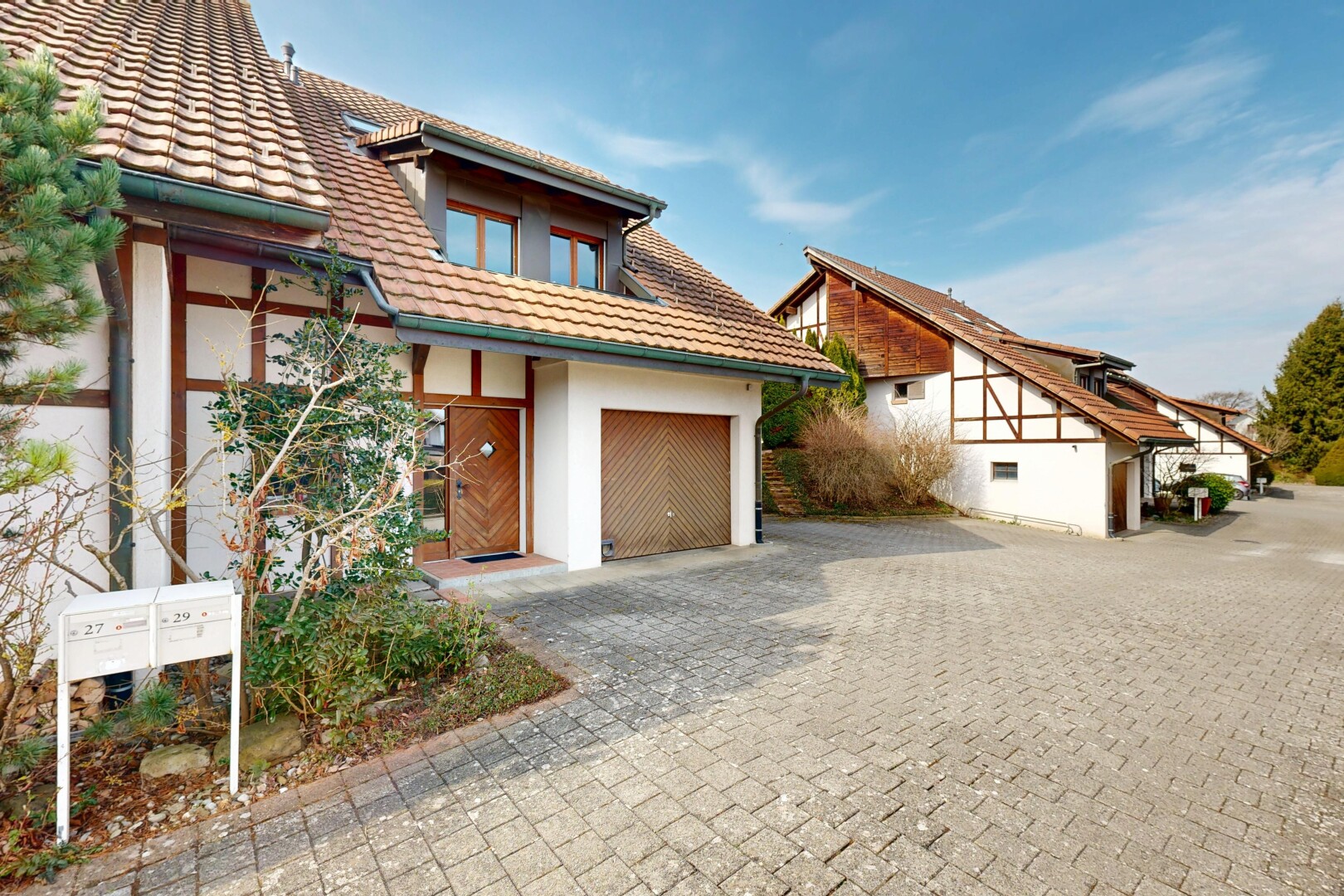 außenansicht mit ziegeldach, day time, auffahrt, property visible, und stuckverkleidung