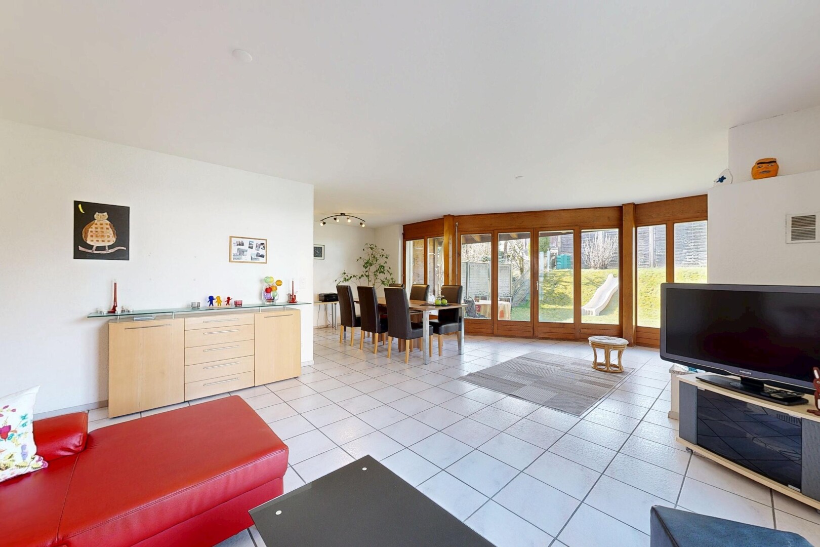 wohn- / esszimmer mit light floor, gipskartonwand, drywall, fernseher, und inside property