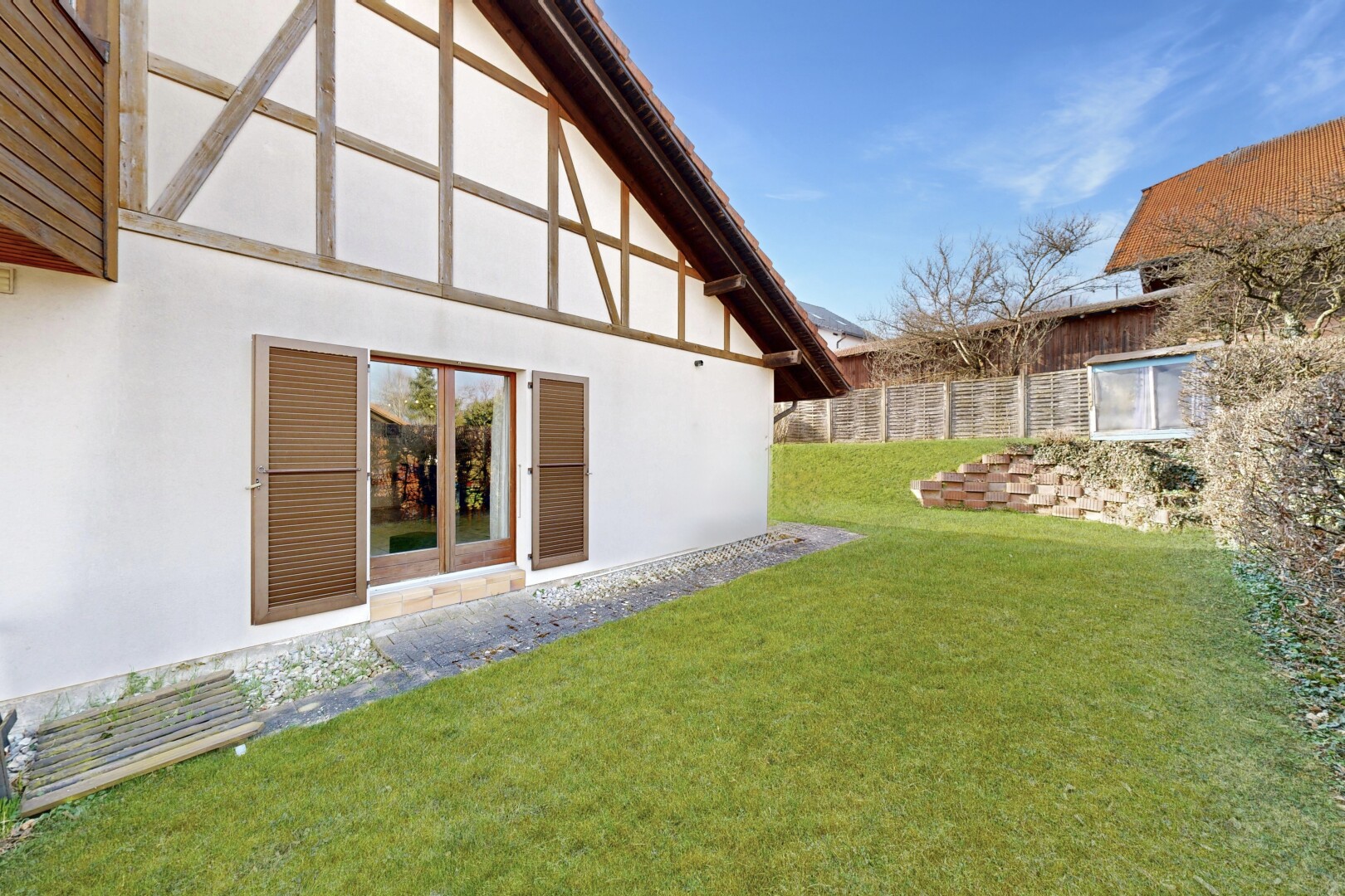 außenansicht mit rasen, stuckverkleidung, from property, day time, und zaun