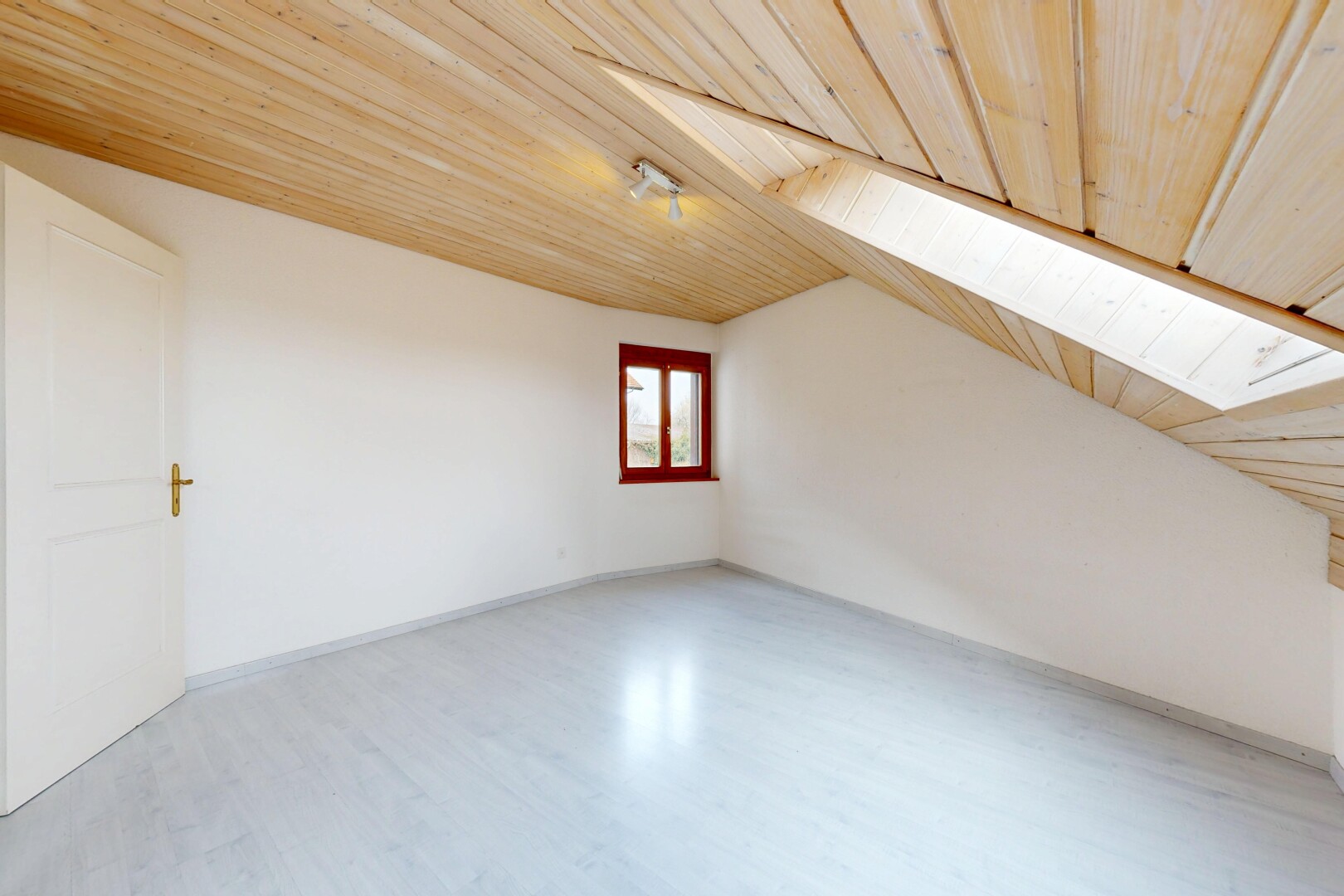leerer raum mit holzdecke, wood ceiling, dachschräge, vaulted ceiling, und niedrige decke