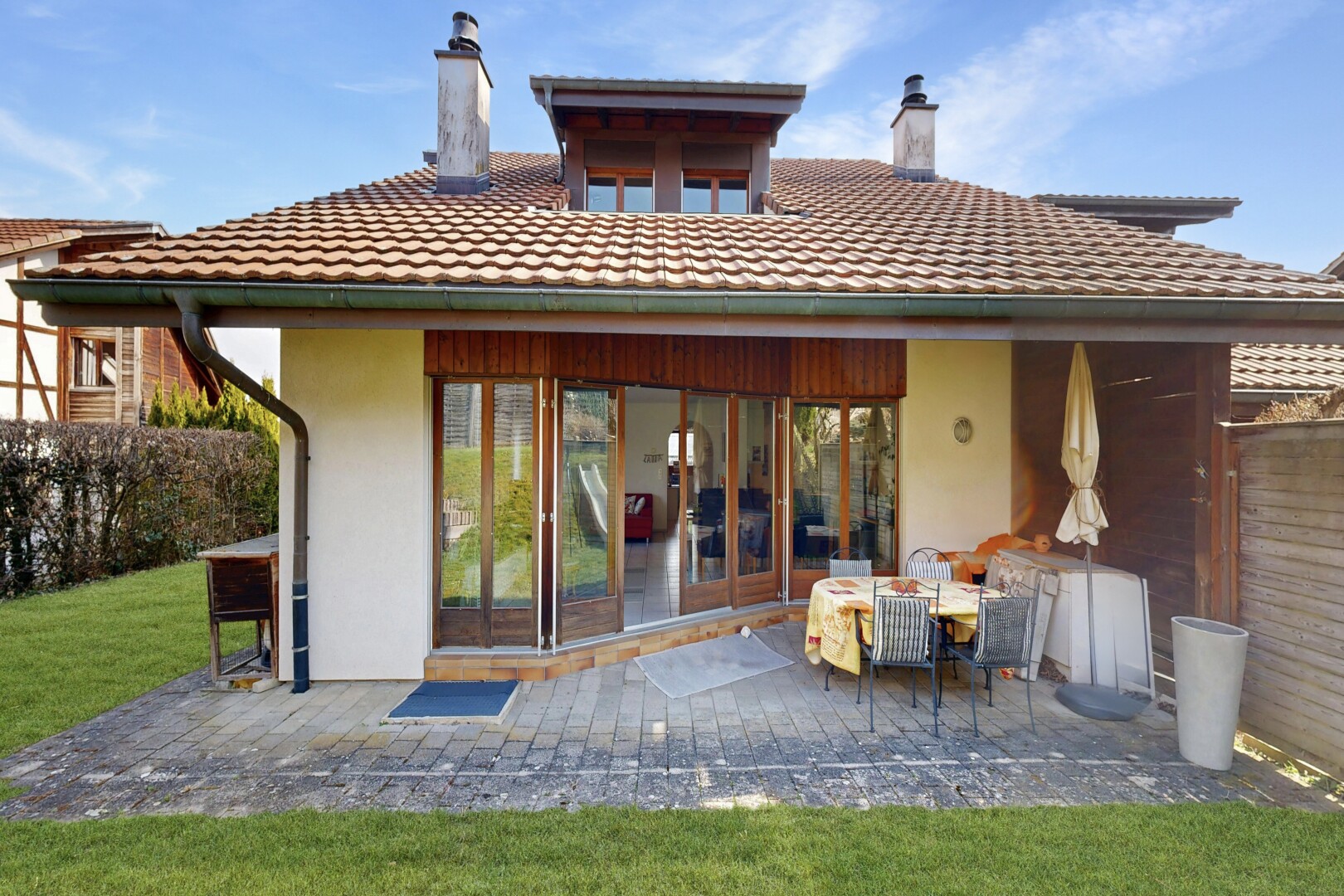 außenansicht mit schornstein, terrasse, stuckverkleidung, day time, und property visible