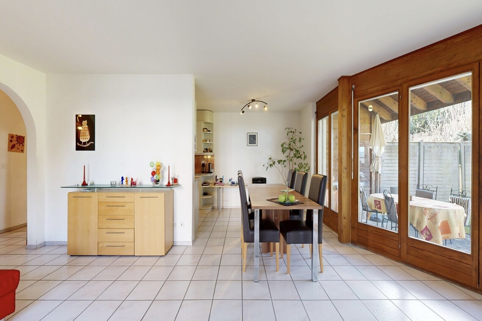 esszimmer mit gewölbte gehwege, inside property, natural light, natürliches licht, und drywall