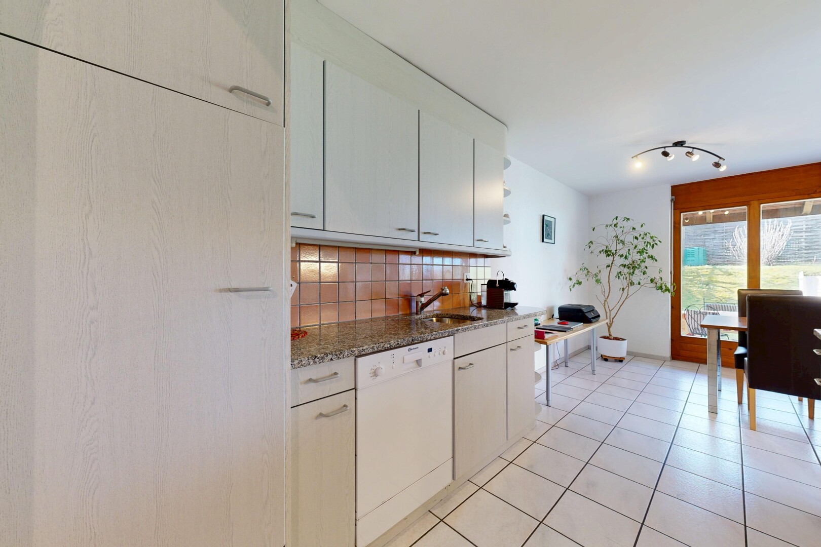 küche mit küchenrückwand beim herd, küchenrückwand beim Herd, geschirrspülmaschine, inside property, und light floor