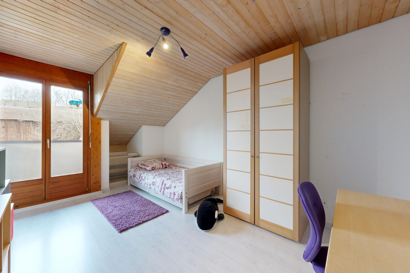 zimmer / schlafzimmer mit wood ceiling, holzdecke, vaulted ceiling, dachschräge, und inside property