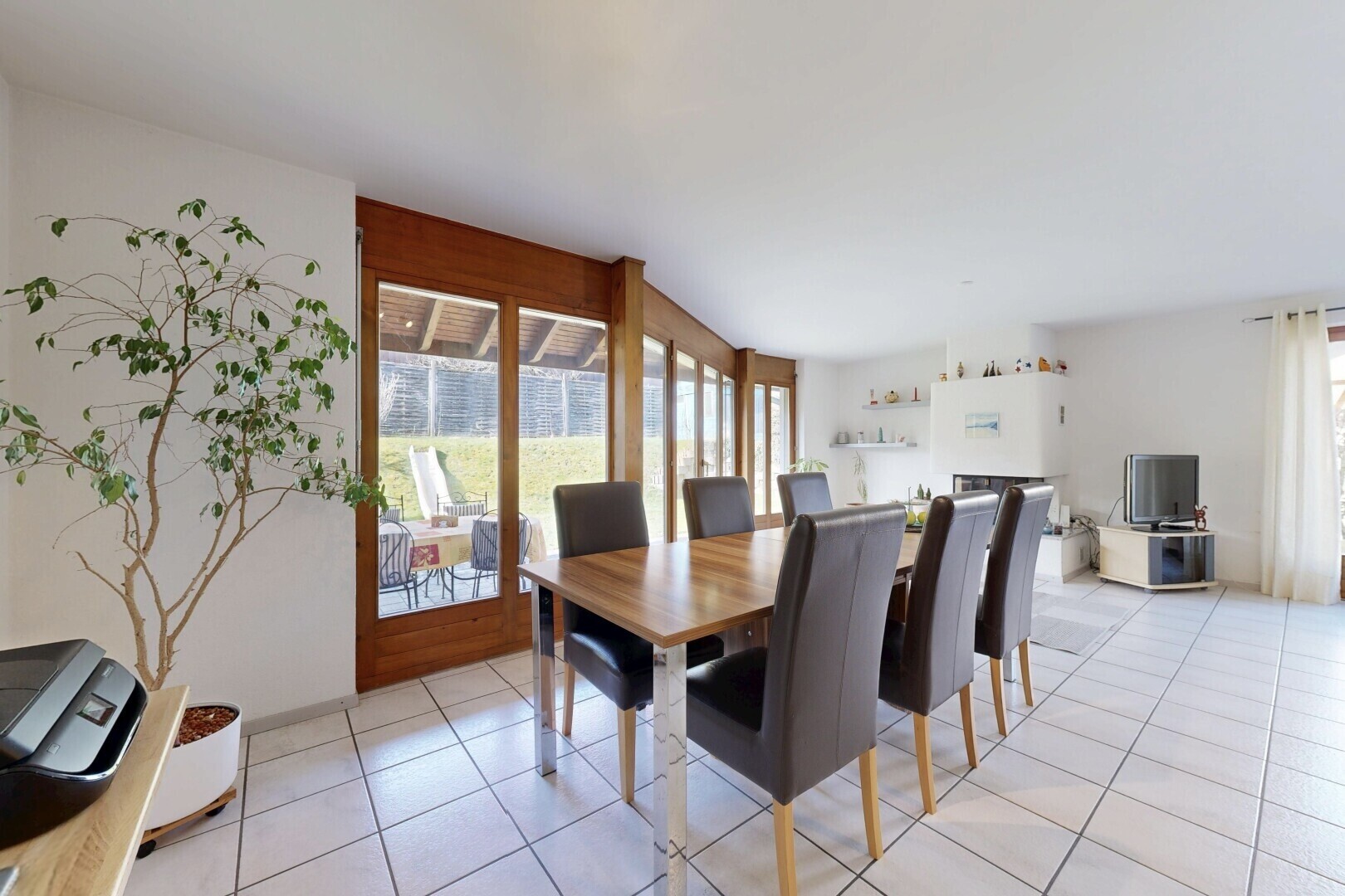 esszimmer mit inside property, gipskartonwand, drywall, fernseher, und natürliches licht