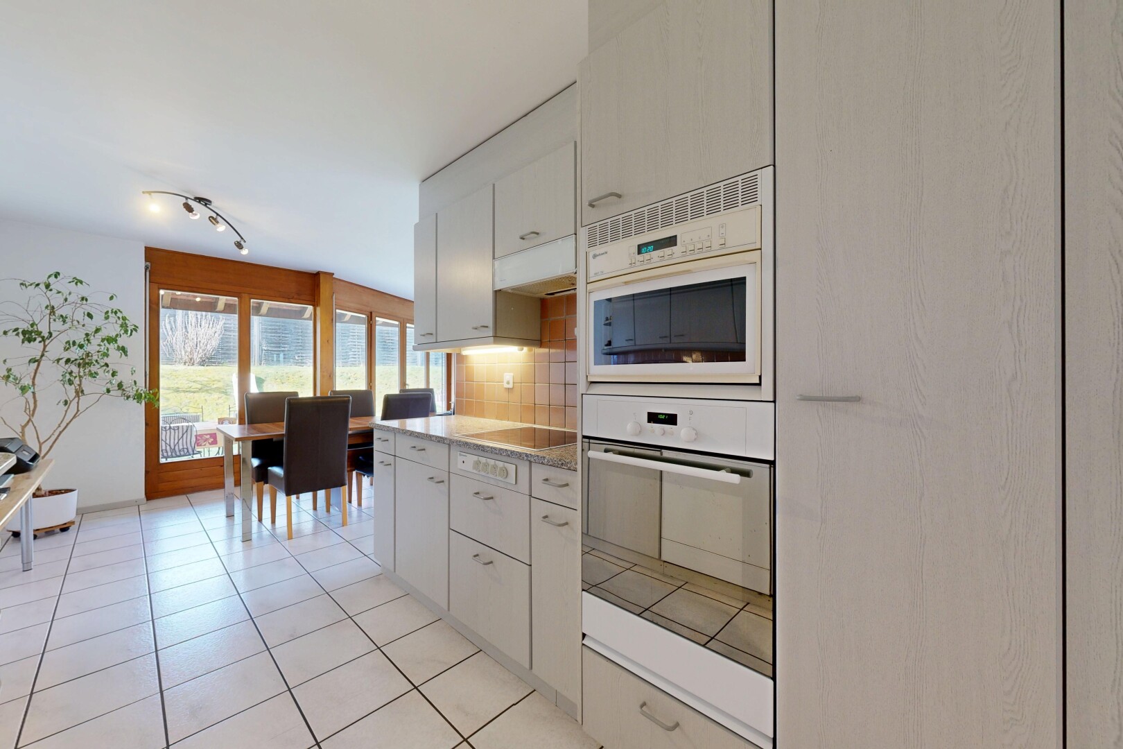 küche mit küchenrückwand beim herd, küchenrückwand beim Herd, light countertops, light floor, und inside property