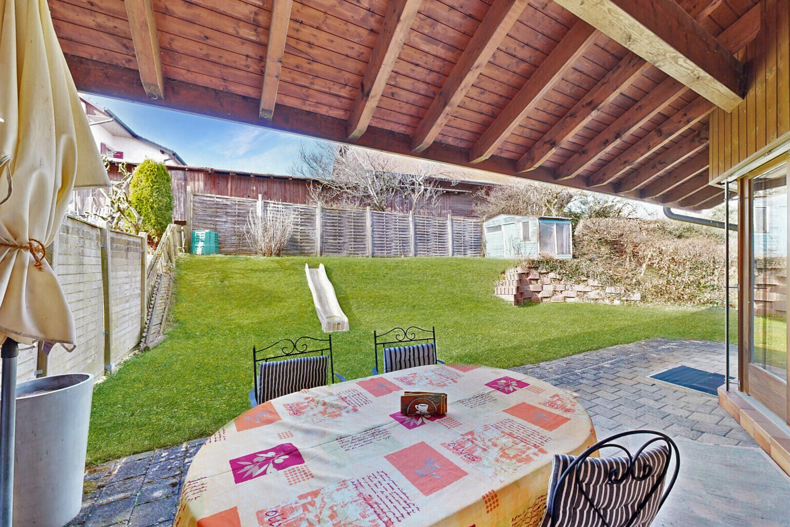 terrasse mit terrasse, rasen, zaun, day time, und from property