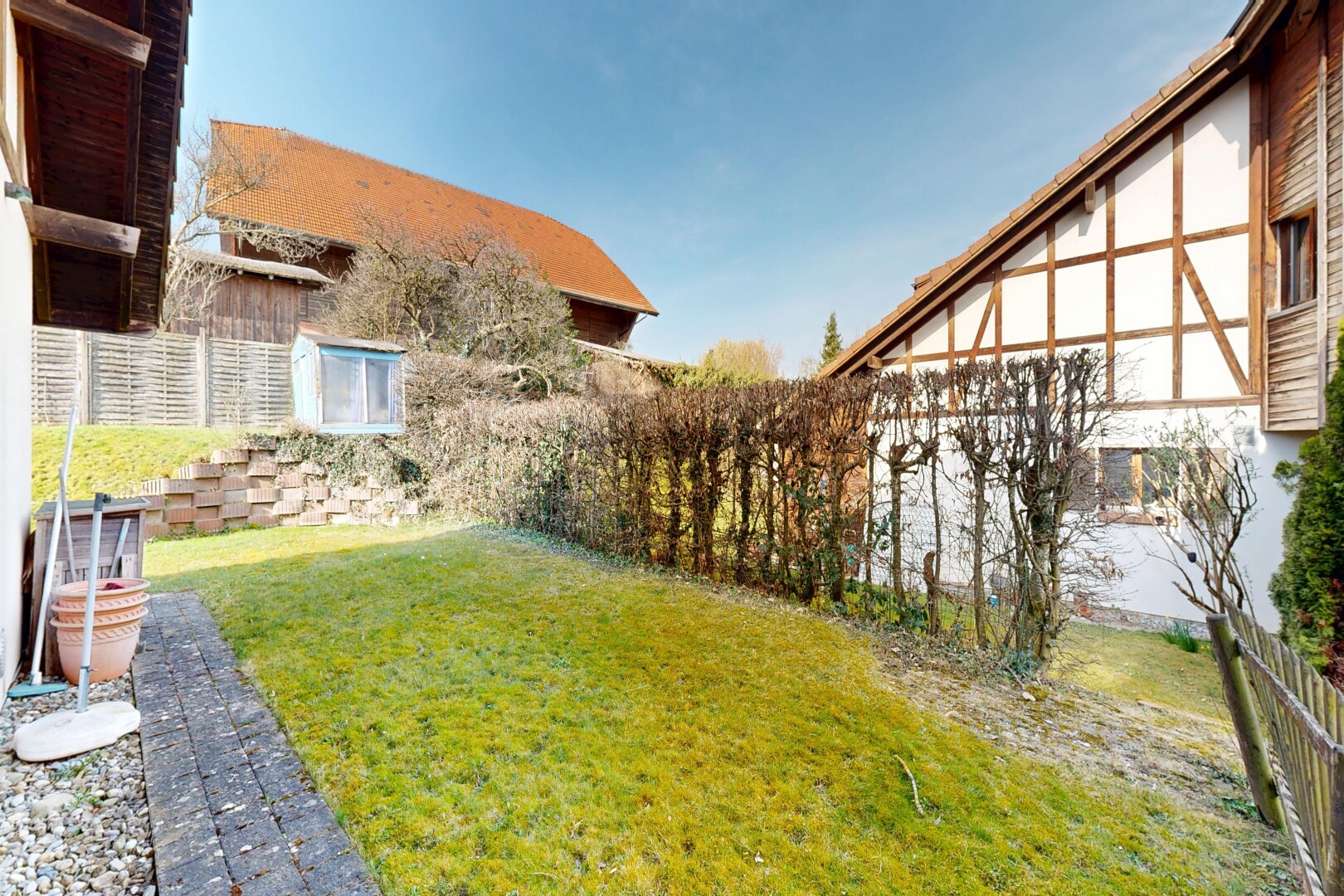 garten mit zaun, rasen, from property, und day time