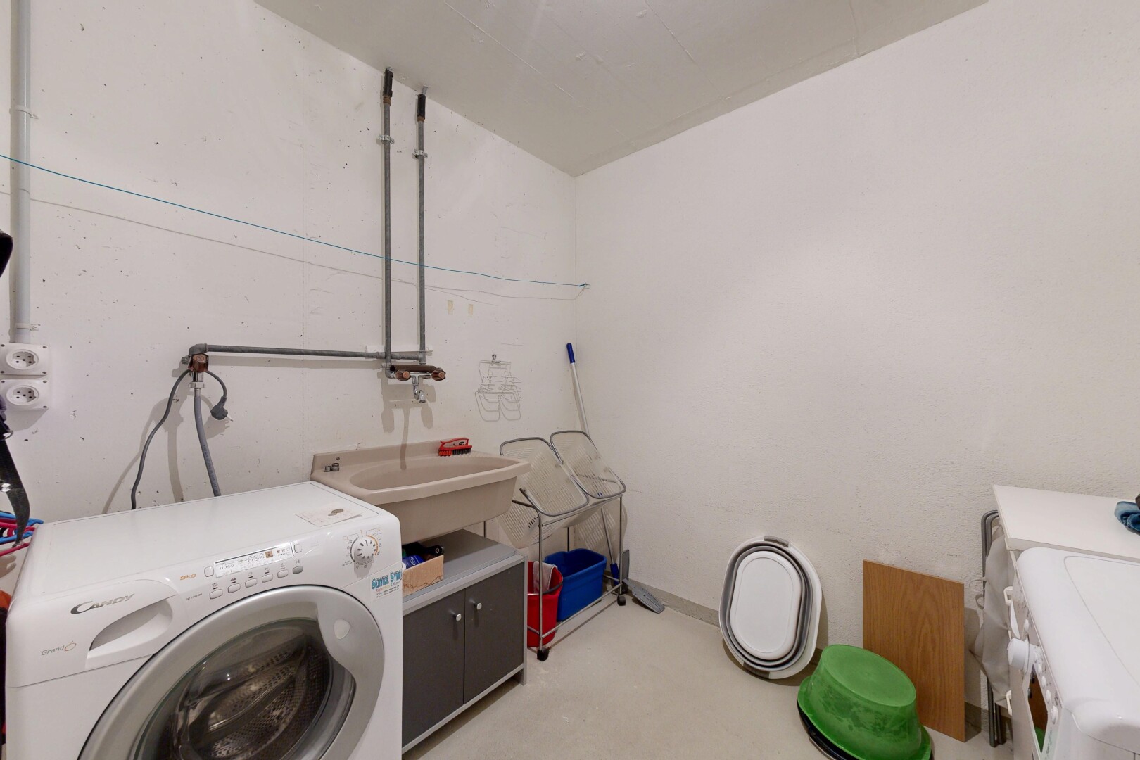 wäschekammer mit tumbler, light floor, gipskartonwand, drywall, und inside property