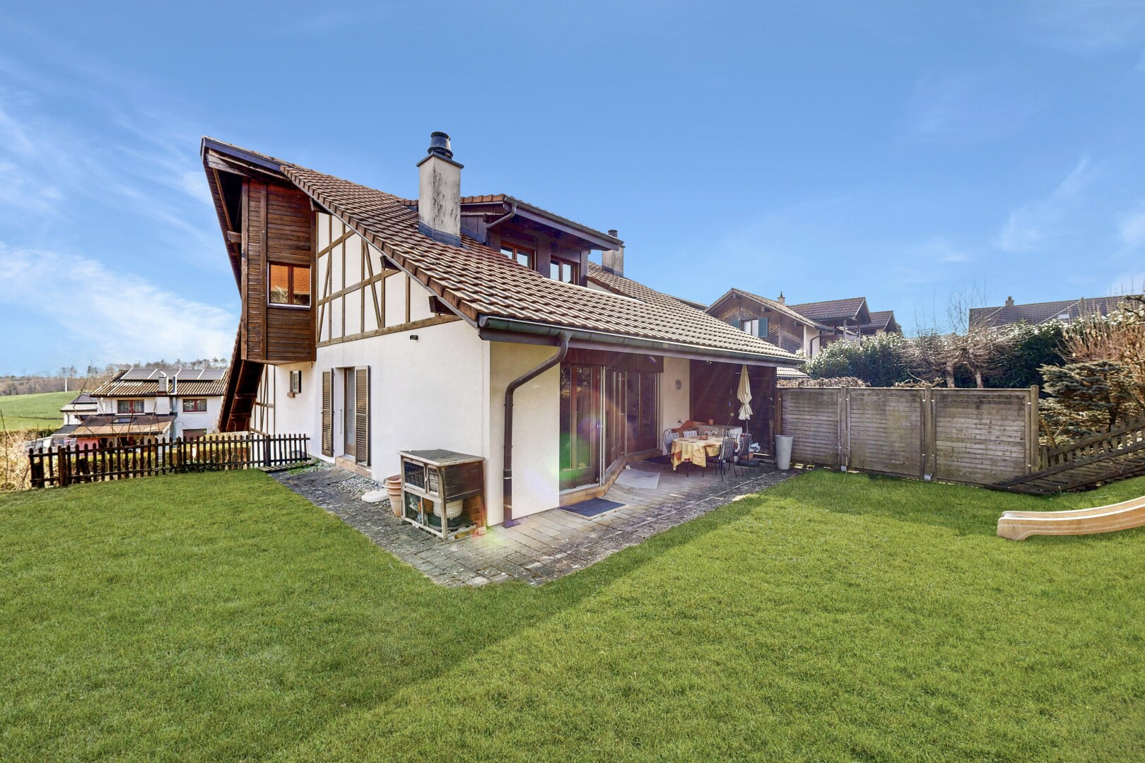 außenansicht mit zaun, from property, day time, stuckverkleidung, und rasen