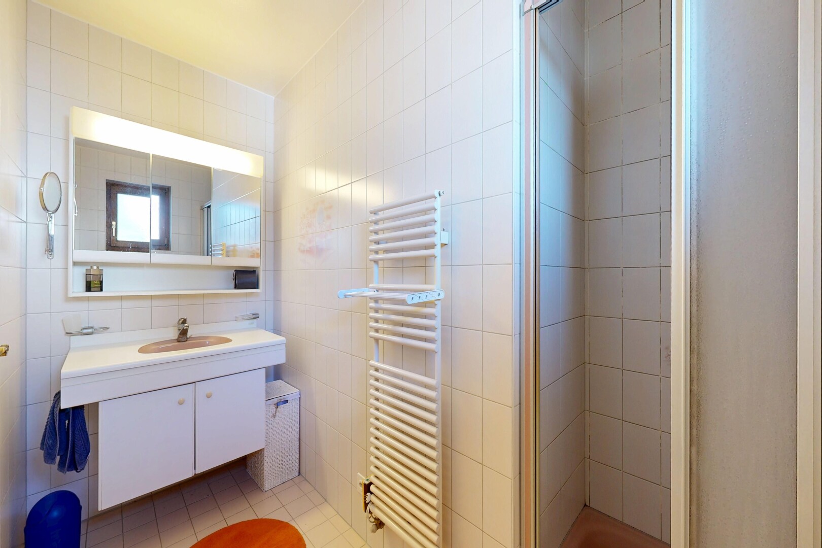 bad mit schminktisch, fliesenwand, tile wall, light floor, und komplettes badezimmer
