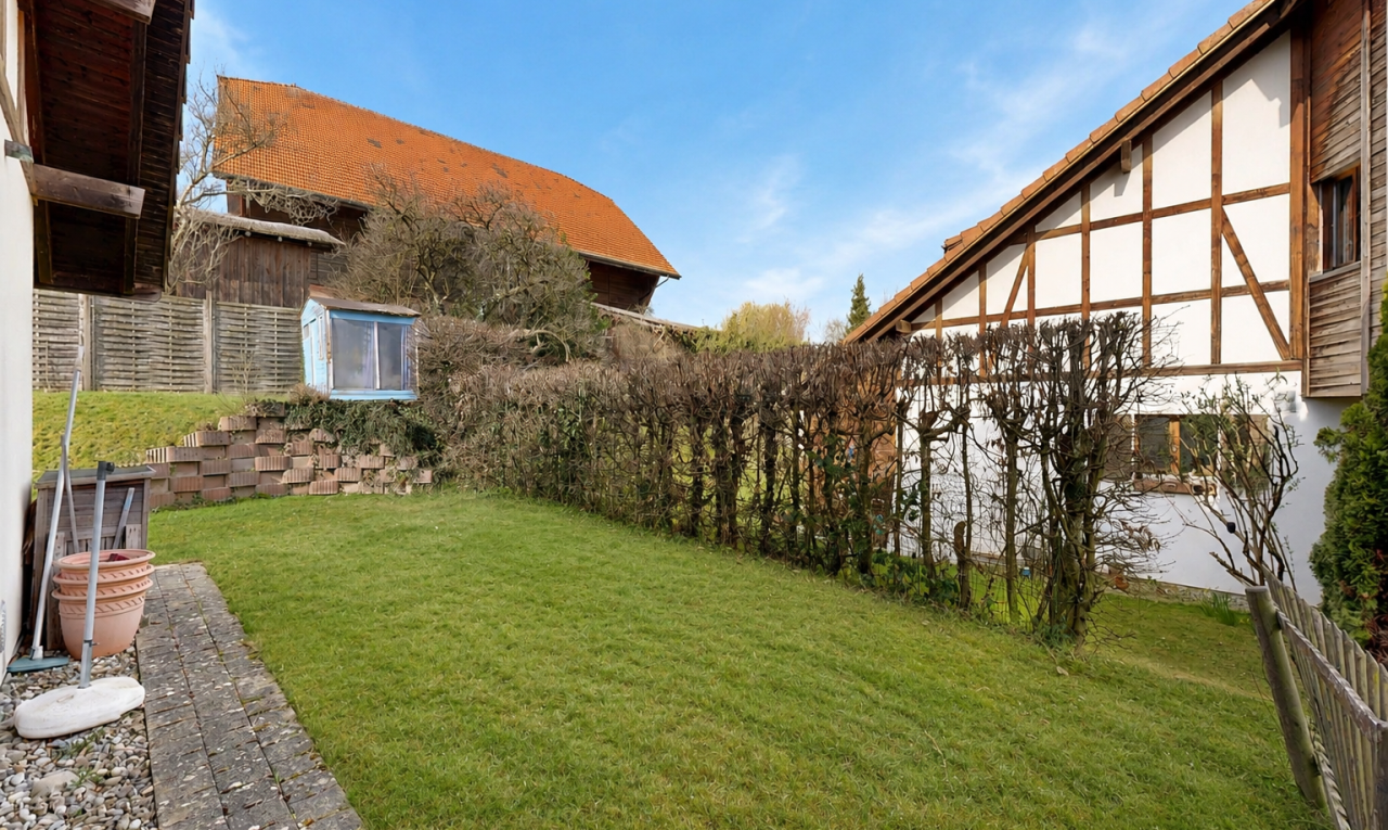 jardin avec clôture, pelouse, day time, et from property