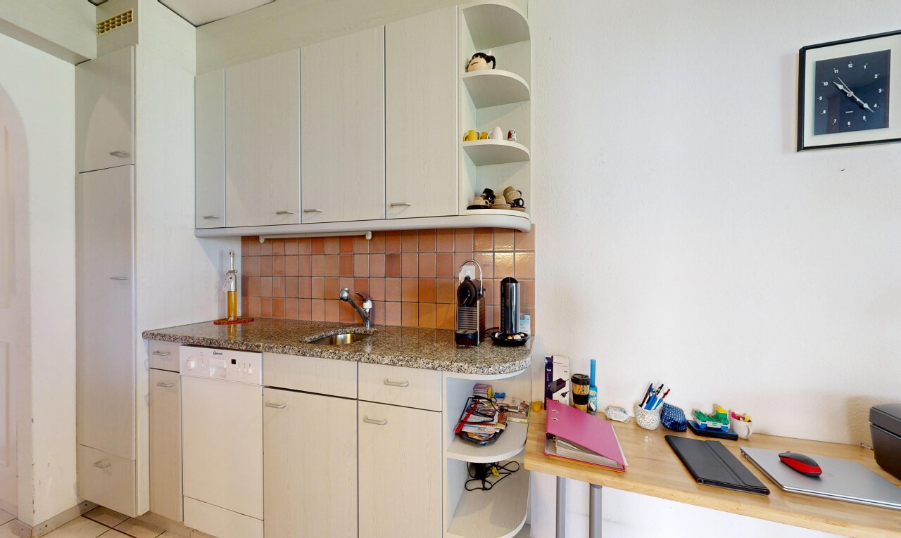 küche mit offene regale, open shelves, geschirrspülmaschine, inside property, und light countertops