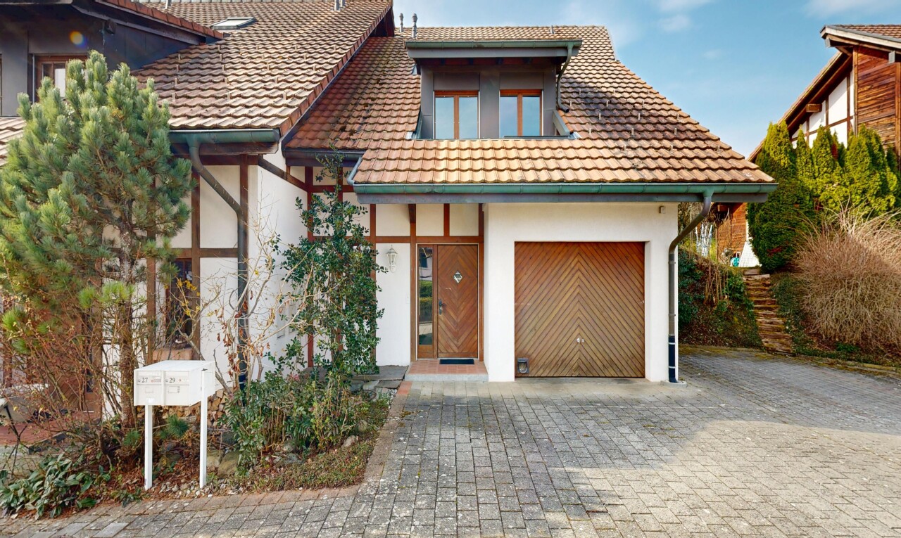 außenansicht mit ziegeldach, auffahrt, property visible, stuckverkleidung, und day time