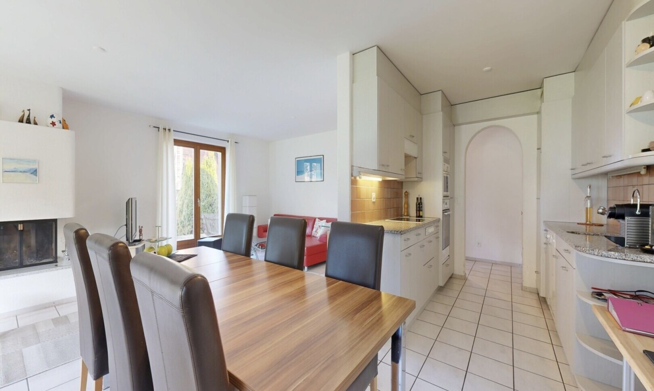 esszimmer mit light floor, gewölbte gehwege, fliesenboden, tile floor, und inside property