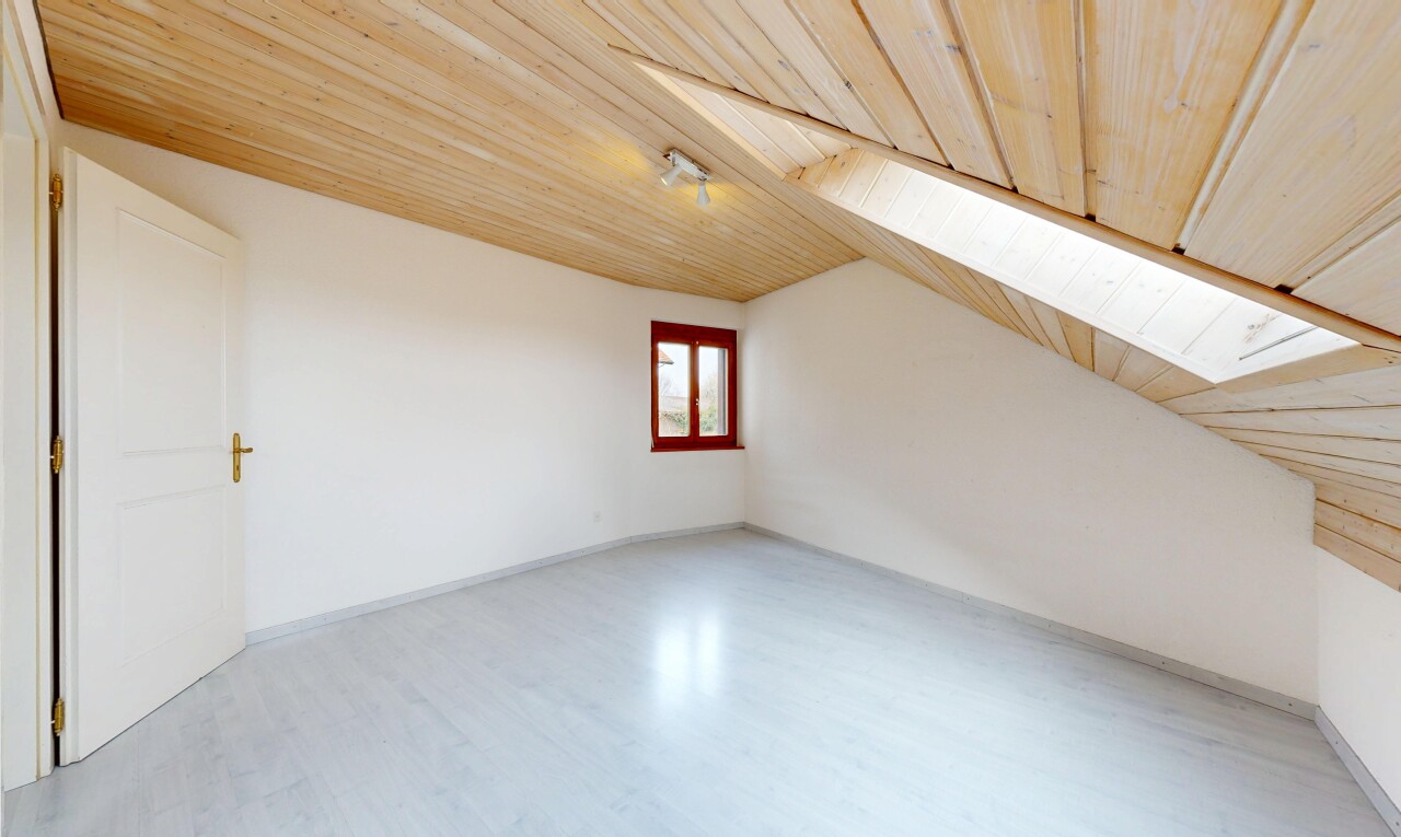 leerer raum mit holzdecke, wood ceiling, dachschräge, vaulted ceiling, und niedrige decke