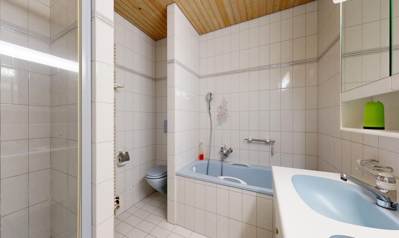 bad mit fliesenwand, tile wall, komplettes badezimmer, schminktisch, und fliesenboden