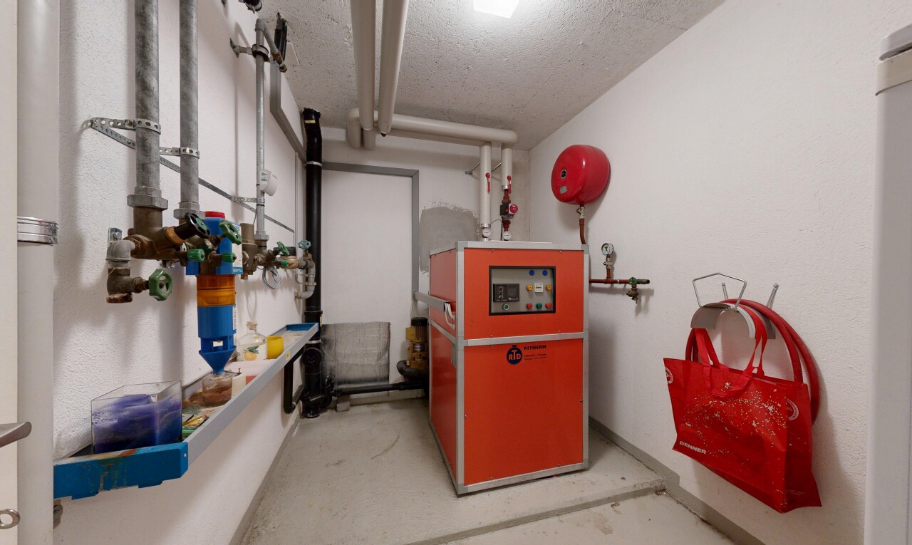 innenraum mit light floor, concrete floor, betonboden, inside property, und wasserausdehnungsbehälter