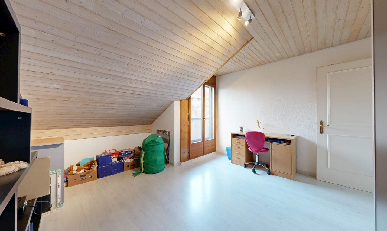 büro mit dachschräge, vaulted ceiling, niedrige decke, low ceiling, und bürobereich