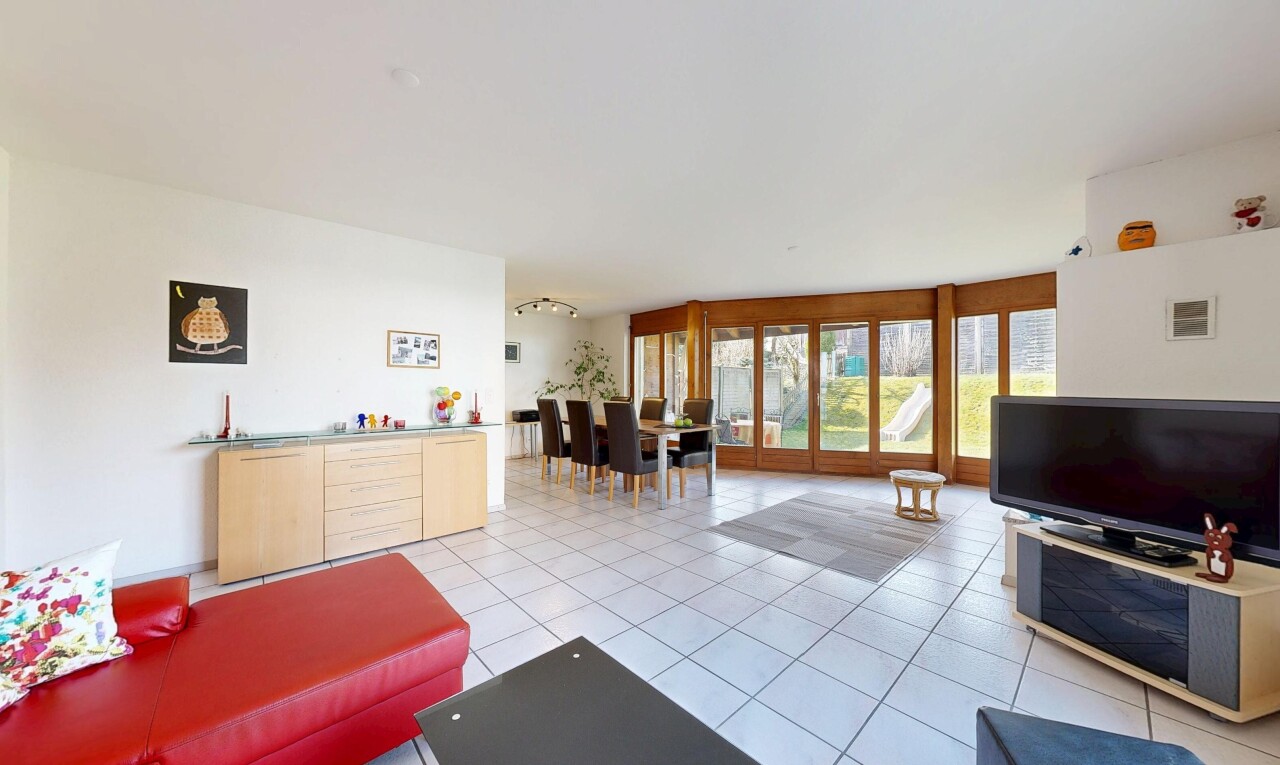 wohn- / esszimmer mit light floor, gipskartonwand, drywall, fernseher, und inside property
