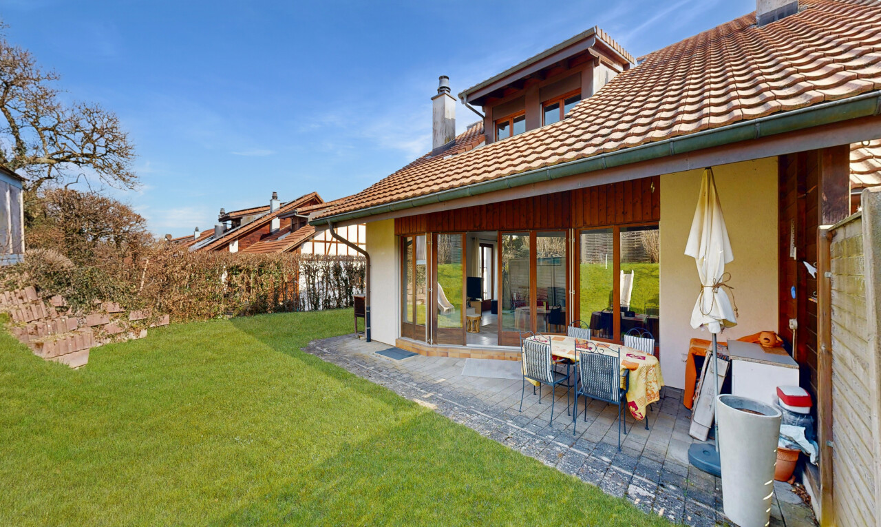 außenansicht mit schornstein, from property, ziegeldach, rasen, und day time