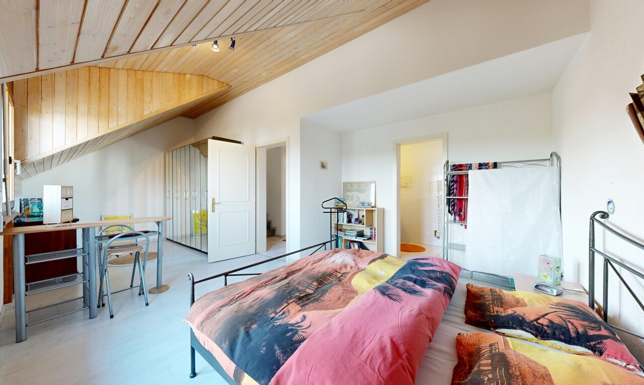 zimmer / schlafzimmer mit holzdecke, wood ceiling, gipskartonwand, drywall, und inside property