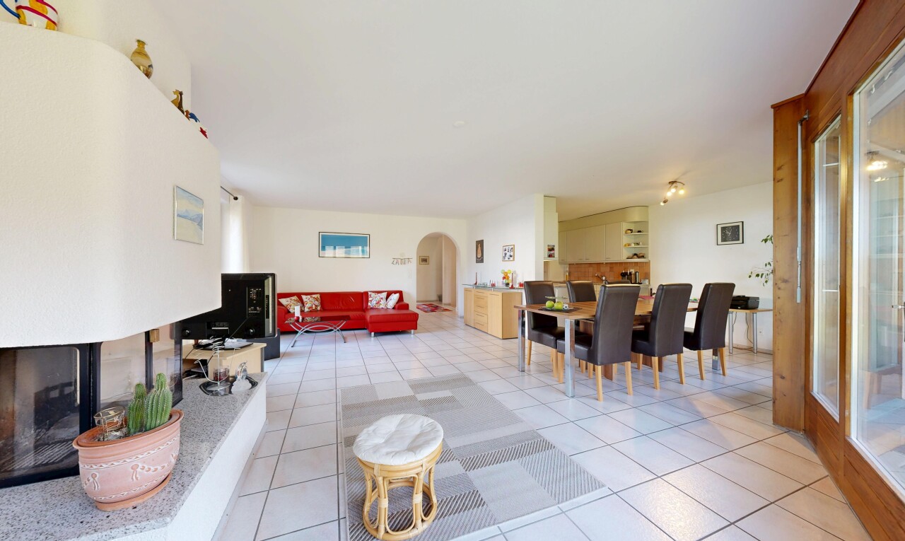 wohn- / esszimmer mit gewölbte gehwege, inside property, gipskartonwand, drywall, und light floor