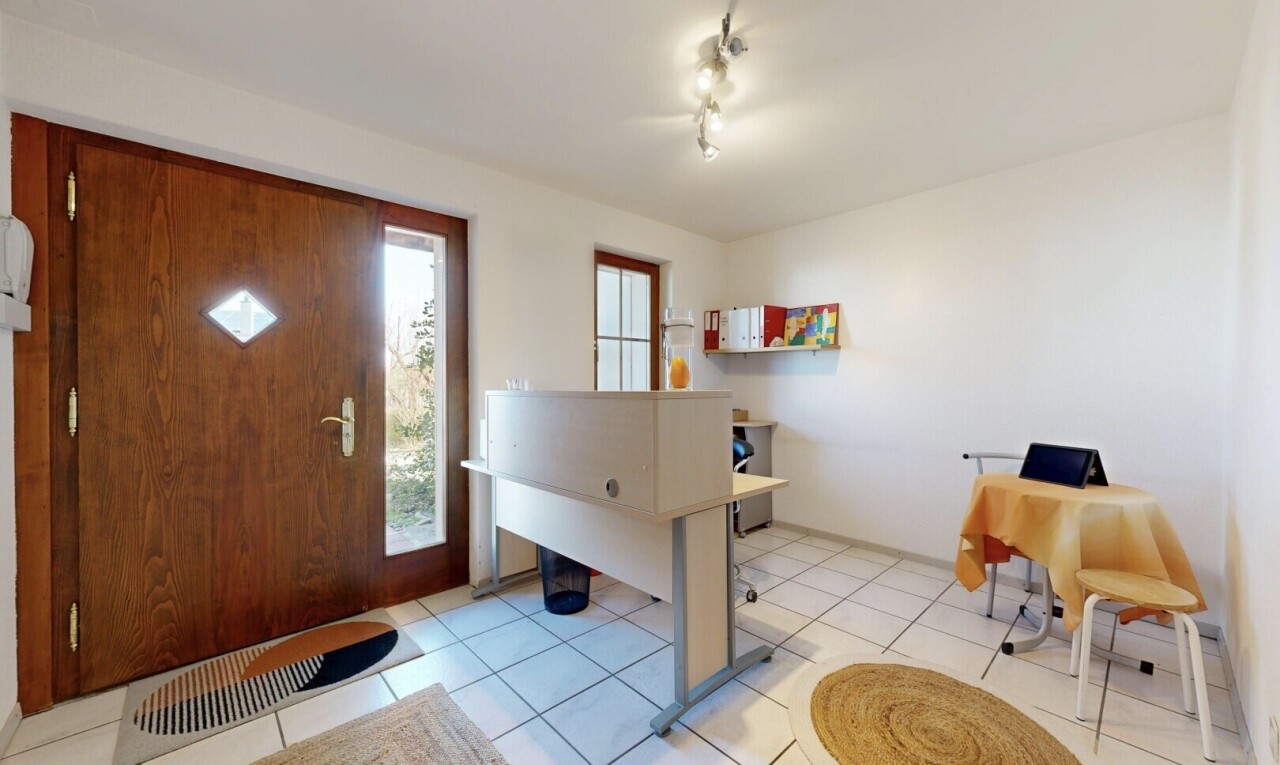 büro mit natürliches licht, natural light, inside property, light floor, und gipskartonwand