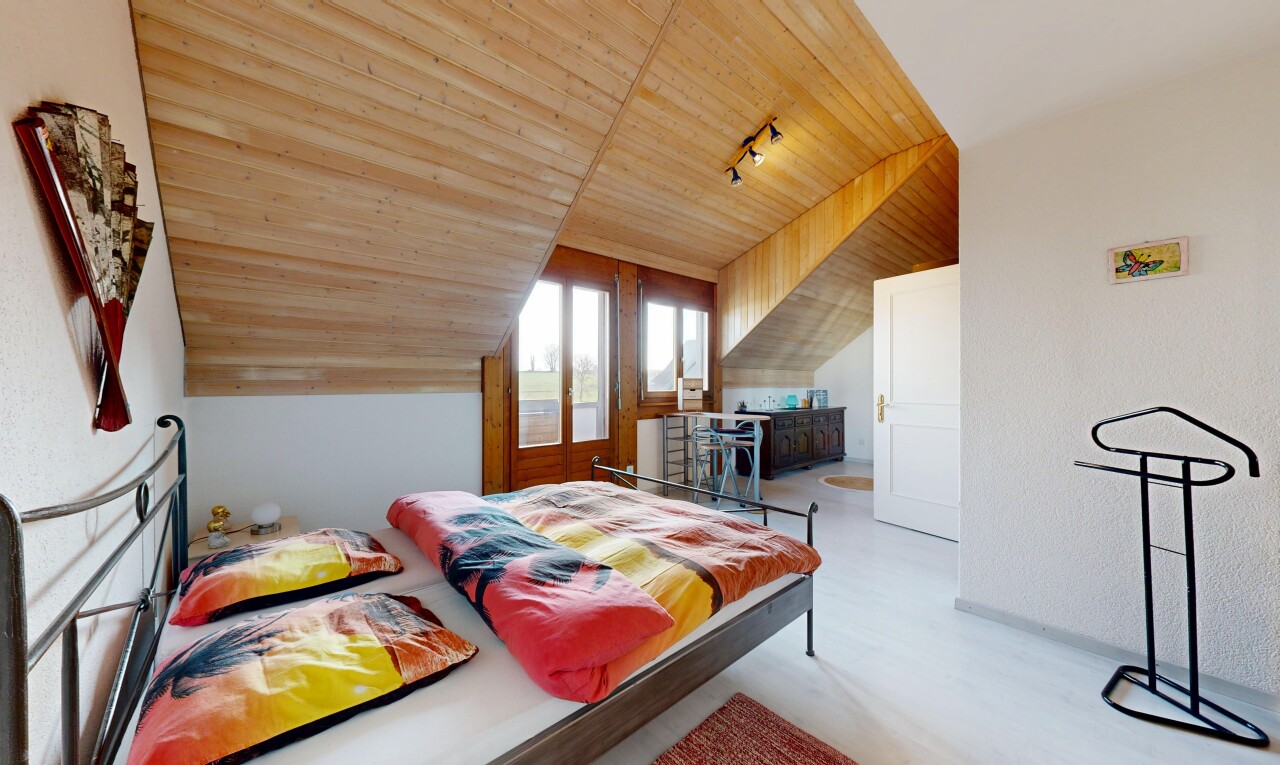zimmer / schlafzimmer mit holzdecke, wood ceiling, dachschräge, vaulted ceiling, und inside property