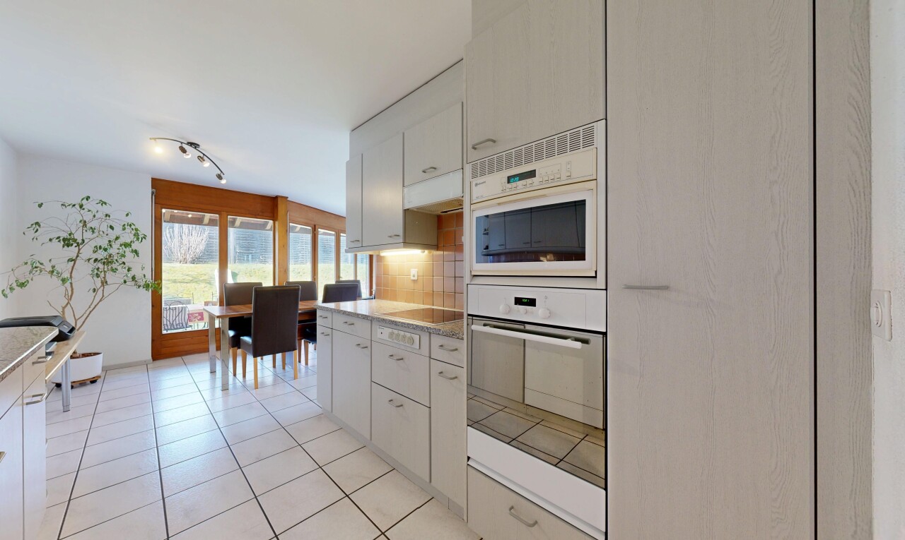 küche mit küchenrückwand beim herd, küchenrückwand beim Herd, light countertops, light floor, und inside property