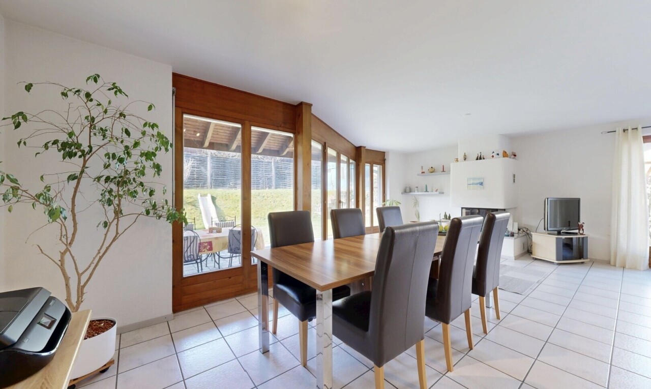 esszimmer mit inside property, gipskartonwand, drywall, fernseher, und natürliches licht