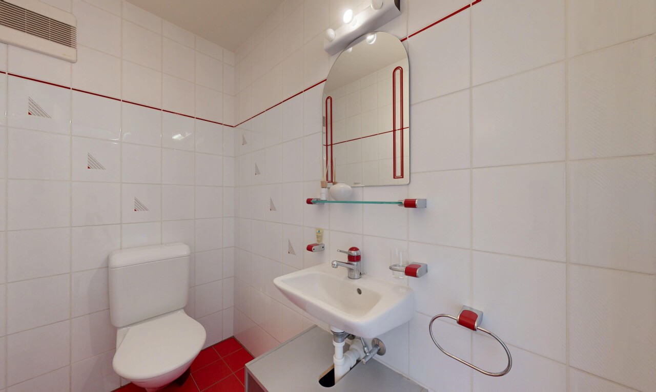 bad mit tile wall, fliesenwand, spiegel, toilette, und inside property