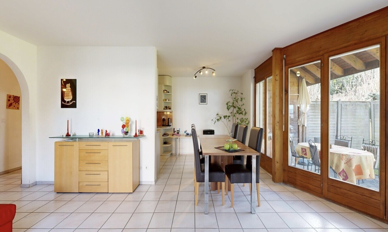 esszimmer mit gewölbte gehwege, inside property, natural light, natürliches licht, und drywall