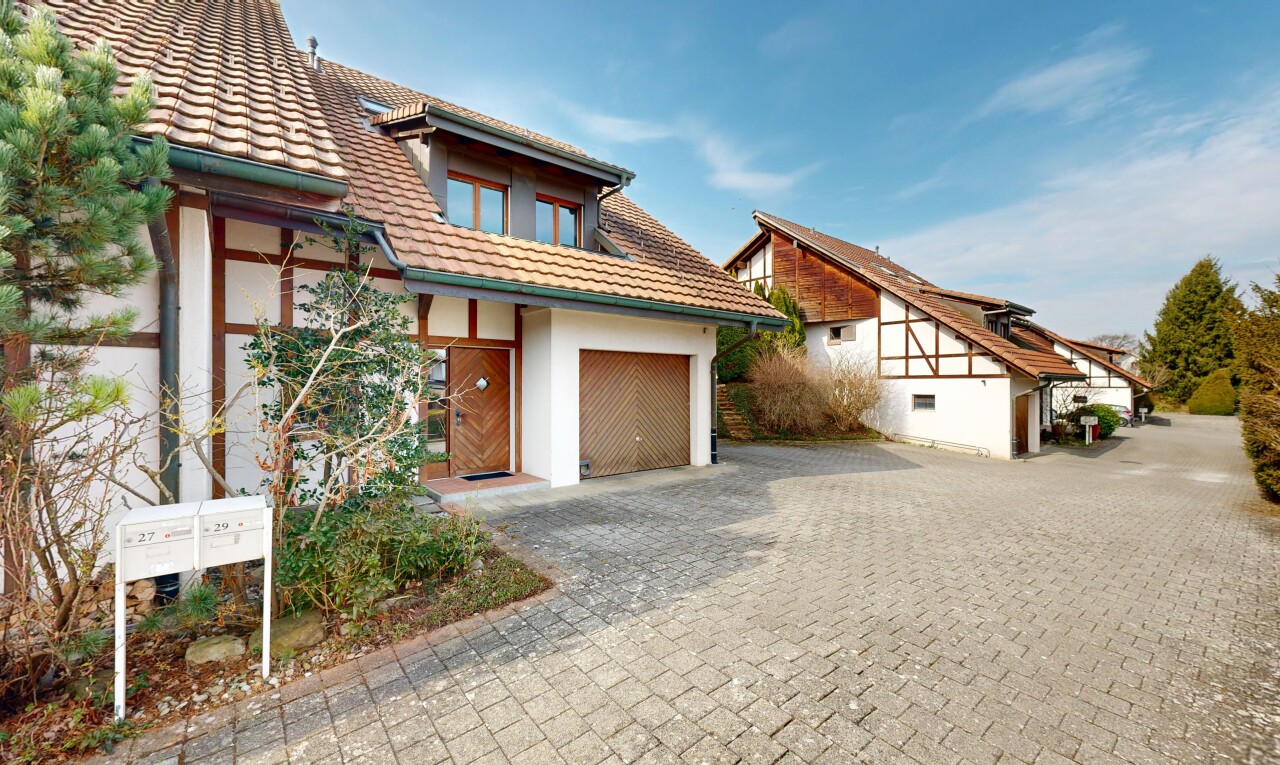 außenansicht mit ziegeldach, day time, auffahrt, property visible, und stuckverkleidung
