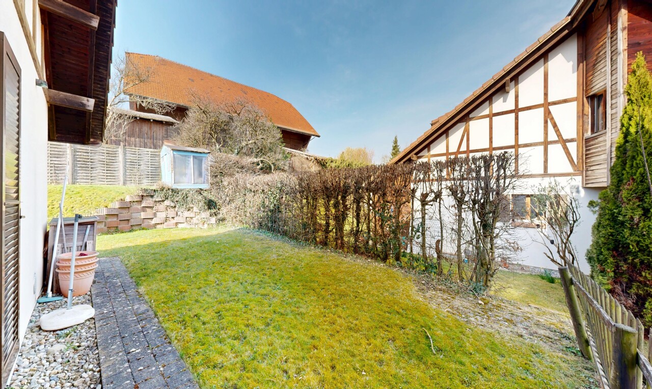 garten mit zaun, rasen, from property, und day time