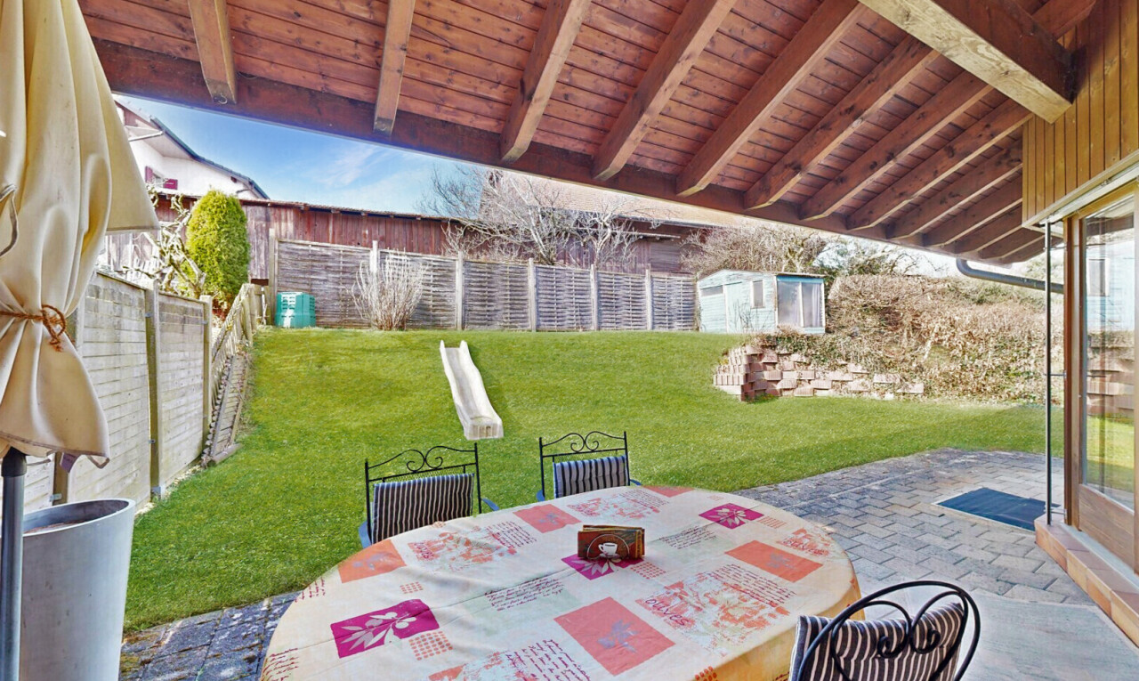 terrasse mit terrasse, rasen, zaun, day time, und from property