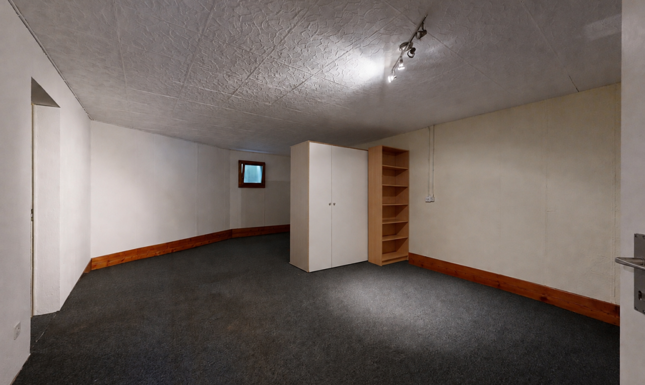 pièce vide avec plinthes murales, baseboards wall, inside property, moquette, et carpet