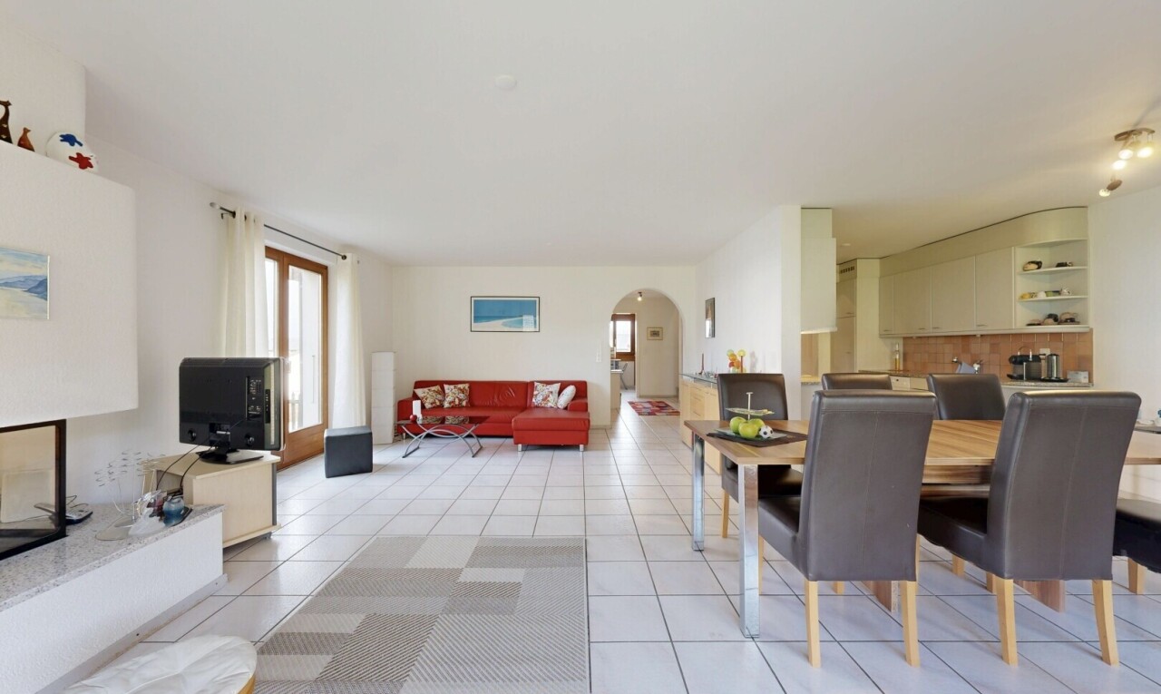 wohn- / esszimmer mit gewölbte gehwege, inside community, drywall, gipskartonwand, und natural light